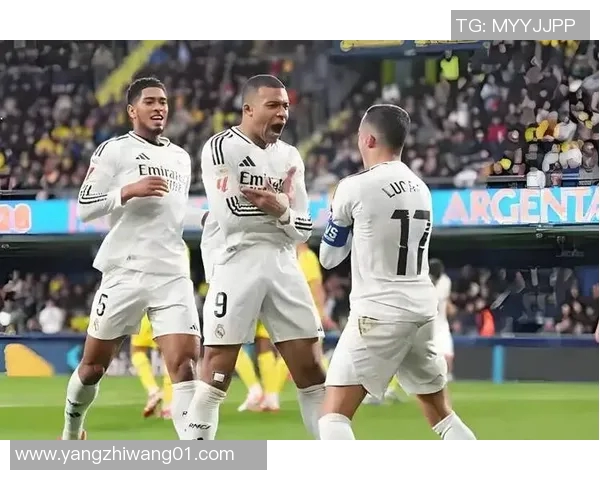 皇马迎战巴多期待精彩对决球迷热情高涨助阵球队争胜 皇马迎战巴多期待精彩对决球迷热情高涨助阵球队争胜